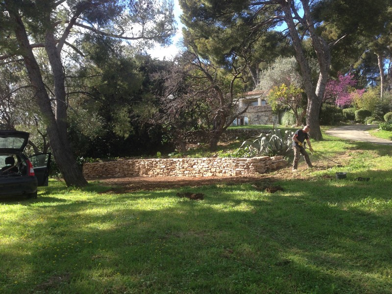 jolie restanque avec murets en pierres sèche sur toulon